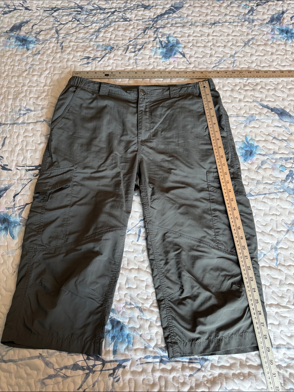 Columbia Men's Olive/Grey Cargo Shorts 19” long 34 wide